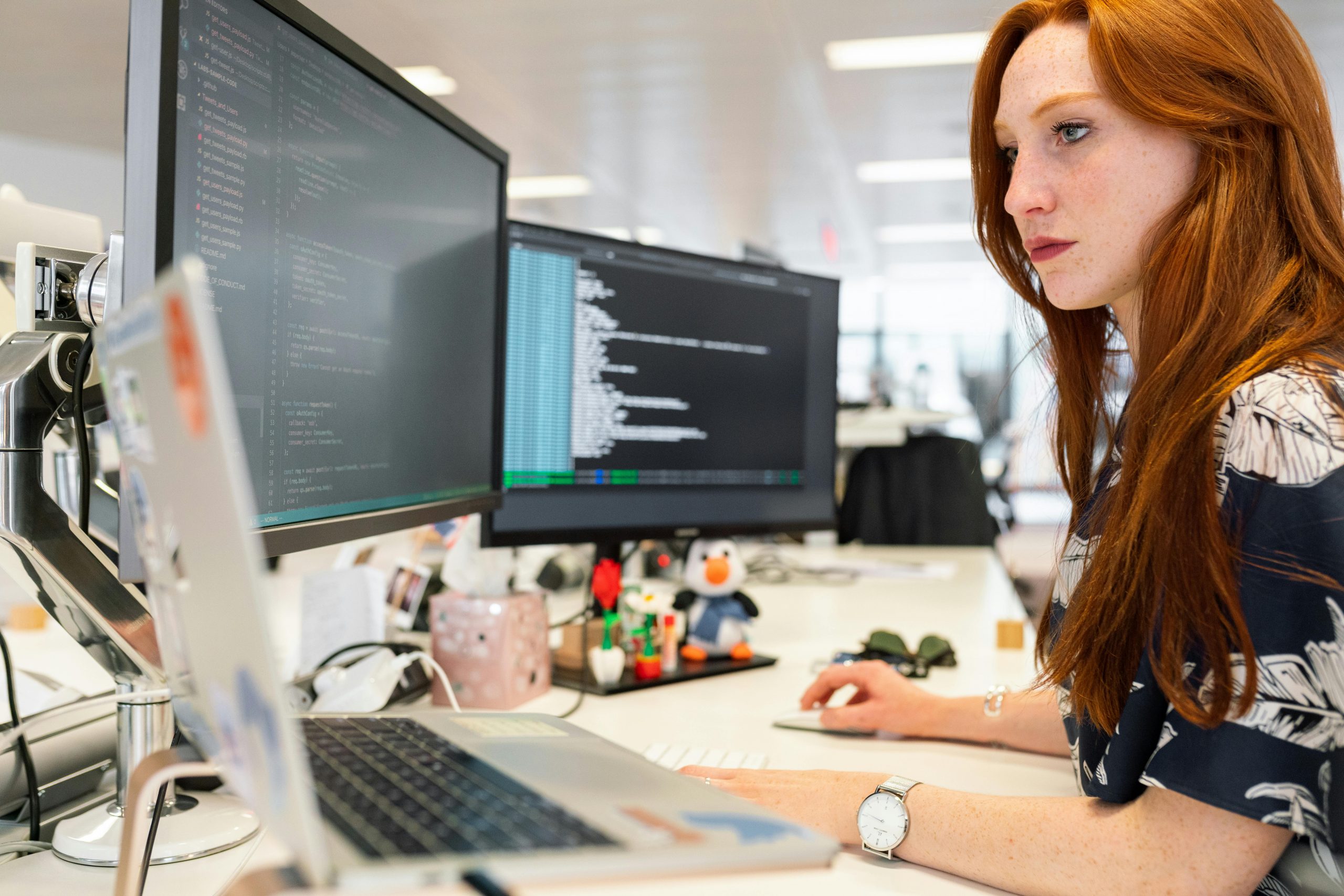 stock-pc-laptop-woman